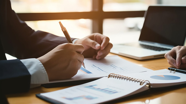 制定策略：根據(jù)目標(biāo)和分析結(jié)果，制定實(shí)現(xiàn)路徑