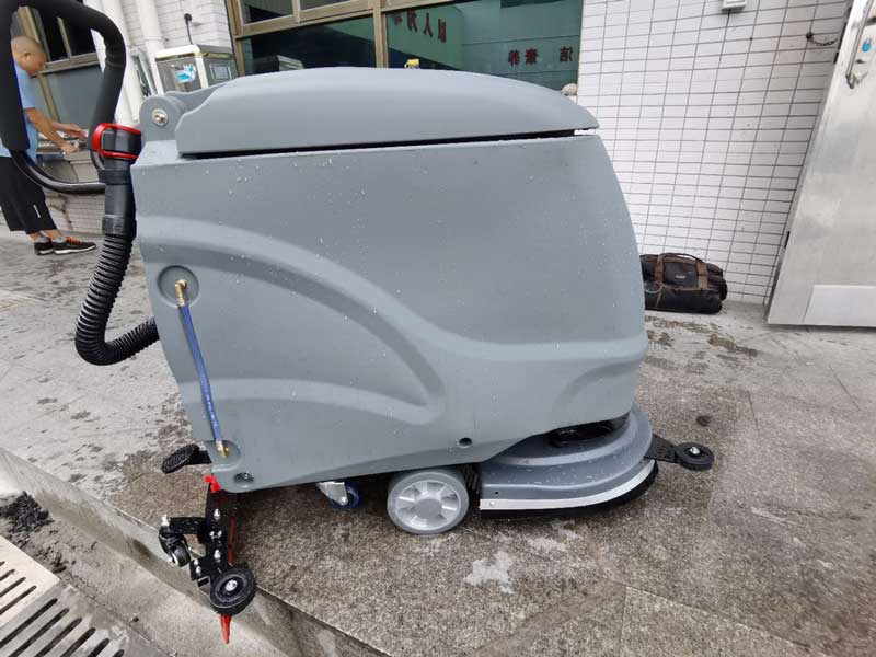 學(xué)校食堂怎么清洗方便?揚(yáng)子手推式洗地機(jī)了解一下 學(xué)校食堂怎么清洗方便?揚(yáng)子手推式洗地機(jī)了解一下