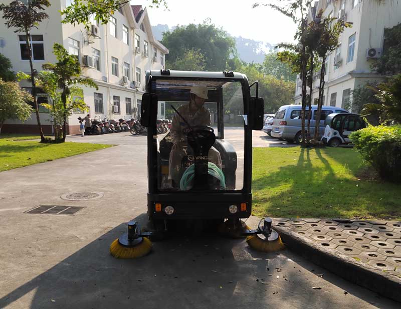 工業掃地機和洗地機相對于手動清潔的優勢