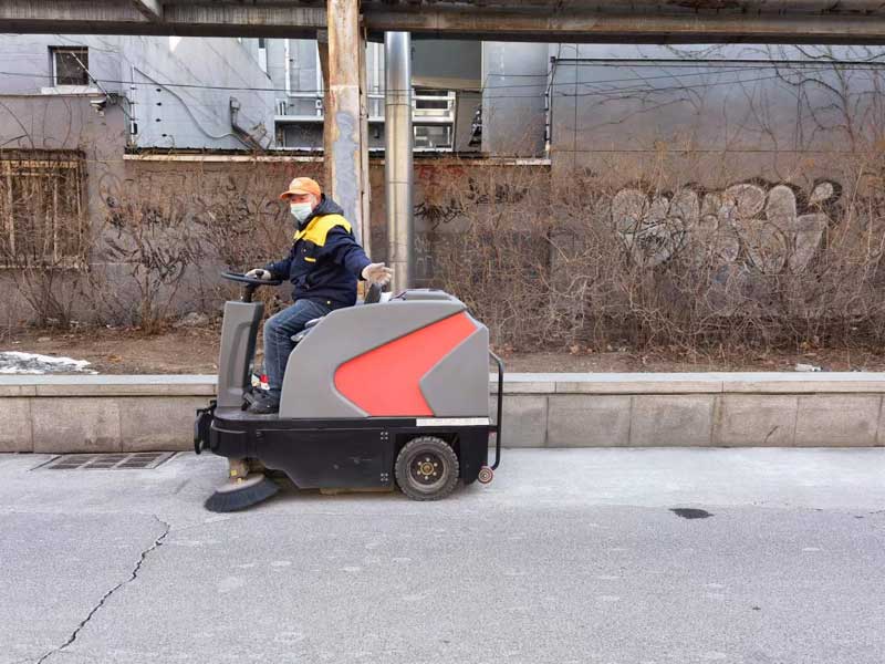 何時使用駕駛式掃地機清潔您的商業機構