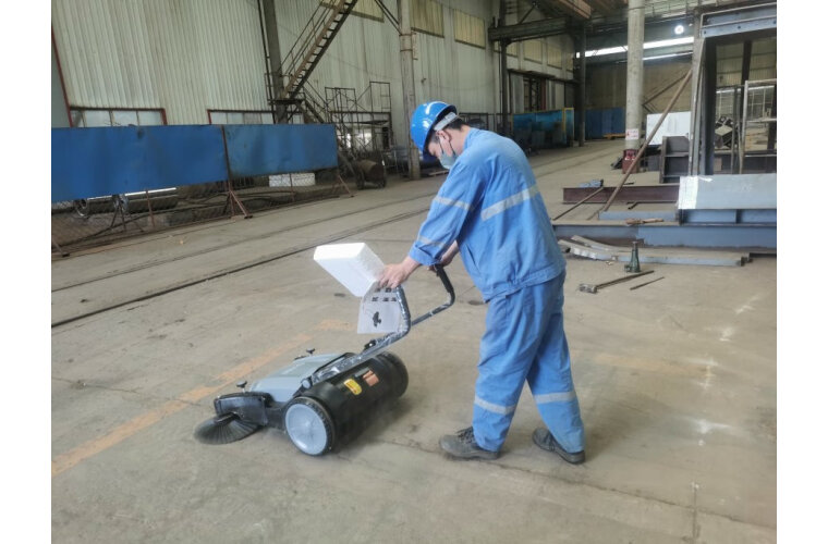 如何操作工業電動掃地機