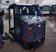 工廠倉庫清潔選用洗地機或工業掃地機